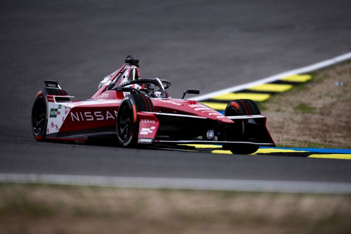 Norman Nato biegt während des E-Prix-Wochenendes in Madrid mit dem Nissan e‑4ORCE 05 mit der Startnummer 23 auf der Rennstrecke nach links in eine Kurve ein.