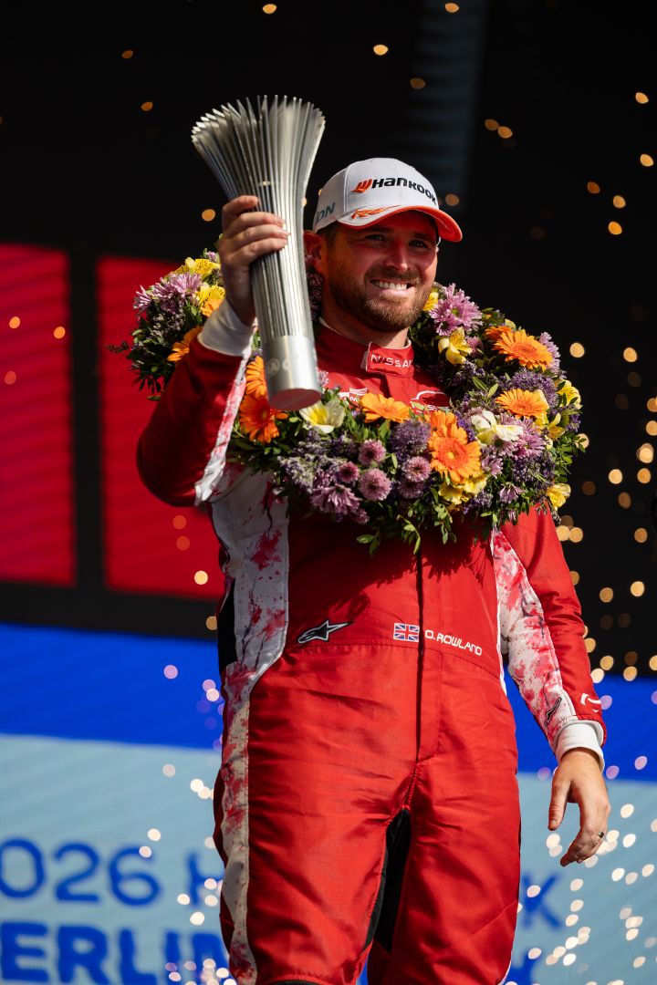 Oliver Rowland hält auf dem Podium in Berlin seine Trophäe für den zweiten Platz in die Höhe