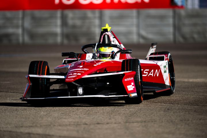Nissan Formel E Rennfahrer Oliver Rowland beim Herausfahren aus einer Kurve beim Berlin E-Prix