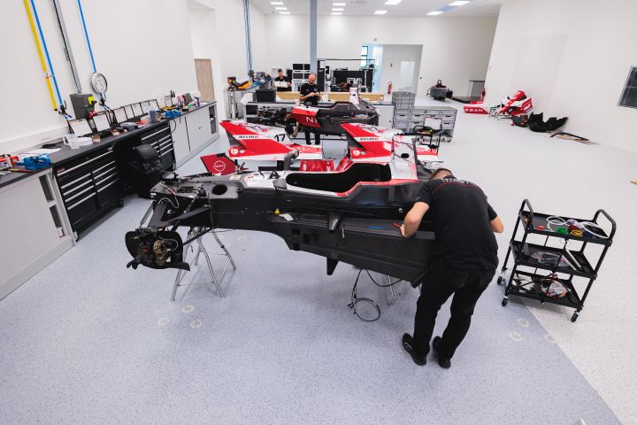 Chassisarbeiten am Nissan Formel E Rennboliden der Saison 11