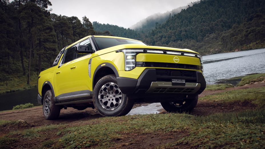 Nissan debuts the Frontier Pro PHEV globally in Mexico.