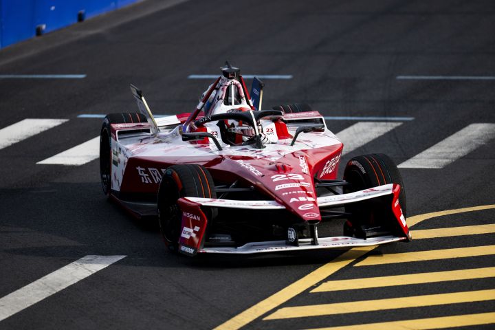 Luftaufnahme von vorne, die zeigt, wie Norman Nato im Nissan Formel E Rennwagen Nr. 23 nach links in eine Kurve einbiegt.