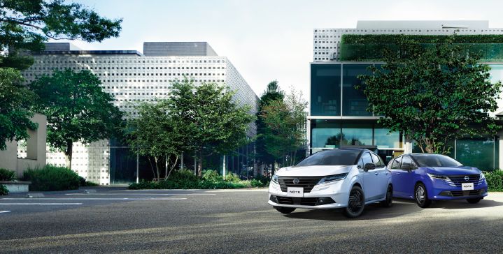 モダンな都市空間を背景に並ぶホワイトとブルーの日産ノート