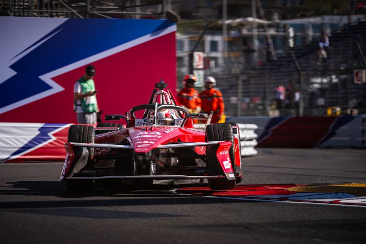 Norman Nato fährt beim E-Prix von Monaco über einen Bordstein