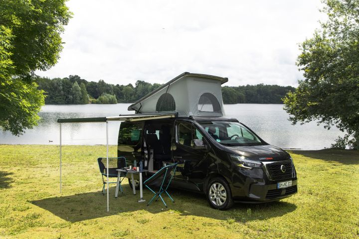 Nissan Primastar - Seaside by Dethletts in Dreiviertelansicht mit ausgefahrener Markise und aufgestelltem Dach