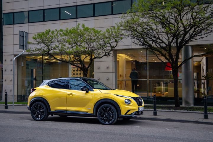 Żółty Nissan Juke stojący bokiem przed budynkiem
