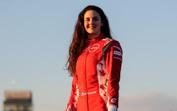 Abbiが新人およびシミュレーターのドライバーとして日産フォーミュラEチームに参加するために引っ張る
