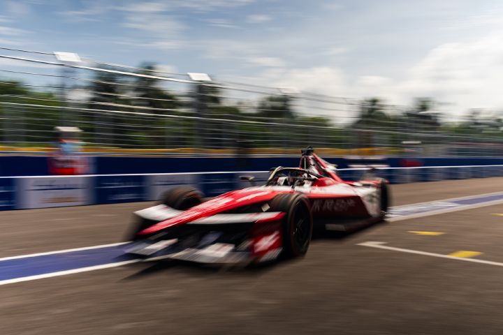 Norman Nato im Auto mit der Startnummer 23 bei hoher Geschwindigkeit.