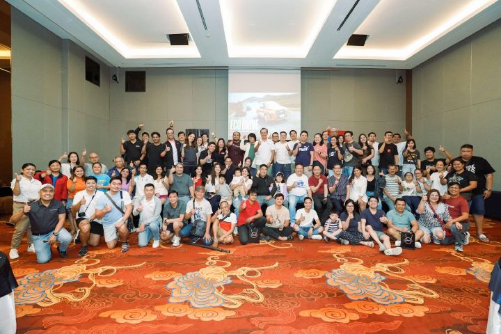 Nissan Philippines President Juan Manuel Hoyos with the members of Nissan Kicks e‑POWER Club of the Philippines