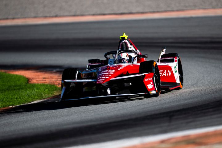 Monolugar #23 vermelho e branco em pista a realizar uma curva.