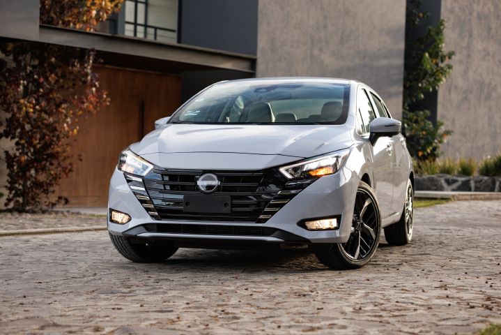 Nissan Versa gris de frente