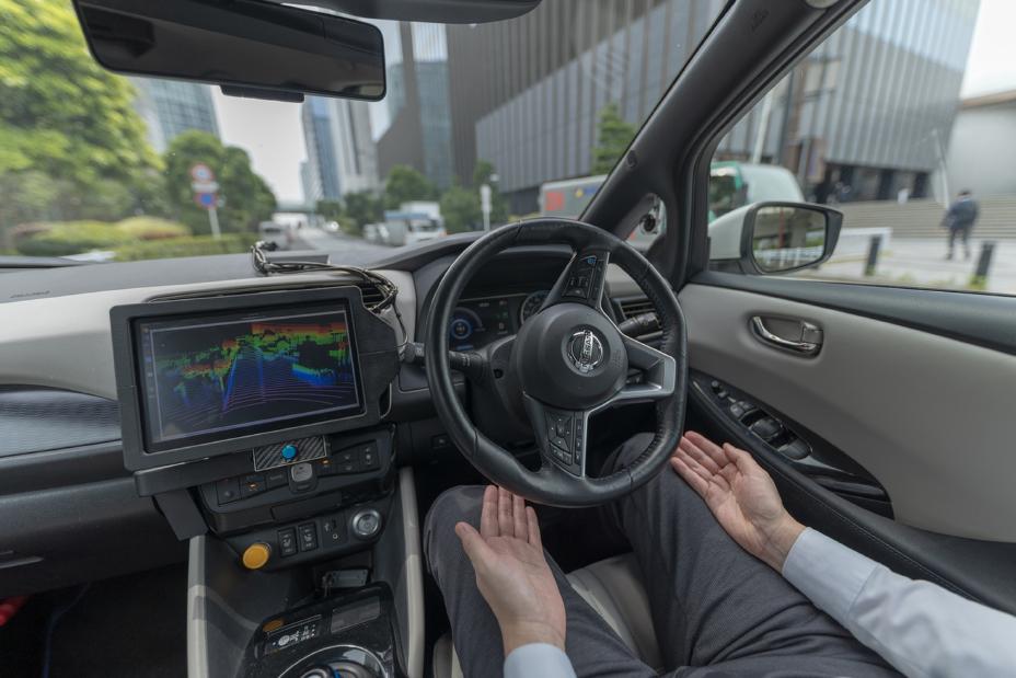 Interior del prototipo del Nissan Leaf, se muestran los controles al volante, la pantalla de info entretenimiento más grande y muestra la conducción autónoma.