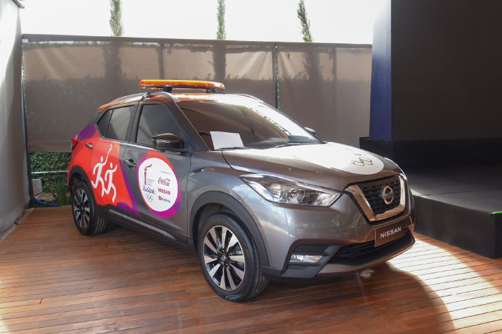 Nissan Kicks do Comando do Revezamento da Tocha Rio 2016 cinza e laranja adesivado com o tema dos Jogos Olímpicos Rio 2016