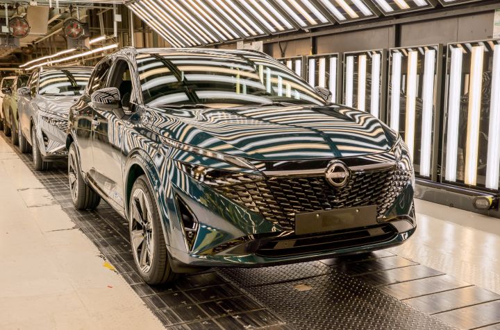 3/4-Frontansicht des neuen Nissan Qashqai in Dunkelgrün auf der Produktionslinie des Nissan Werks in Sunderland