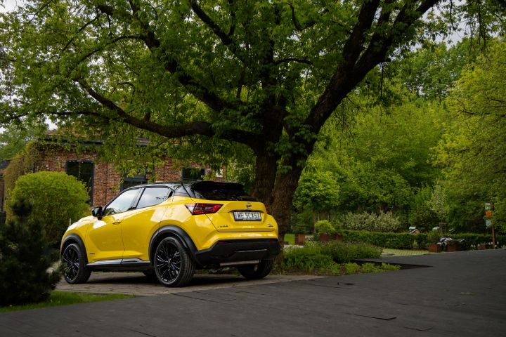 Żółty Nissan Juke stojący tyłem z budynkiem w tle