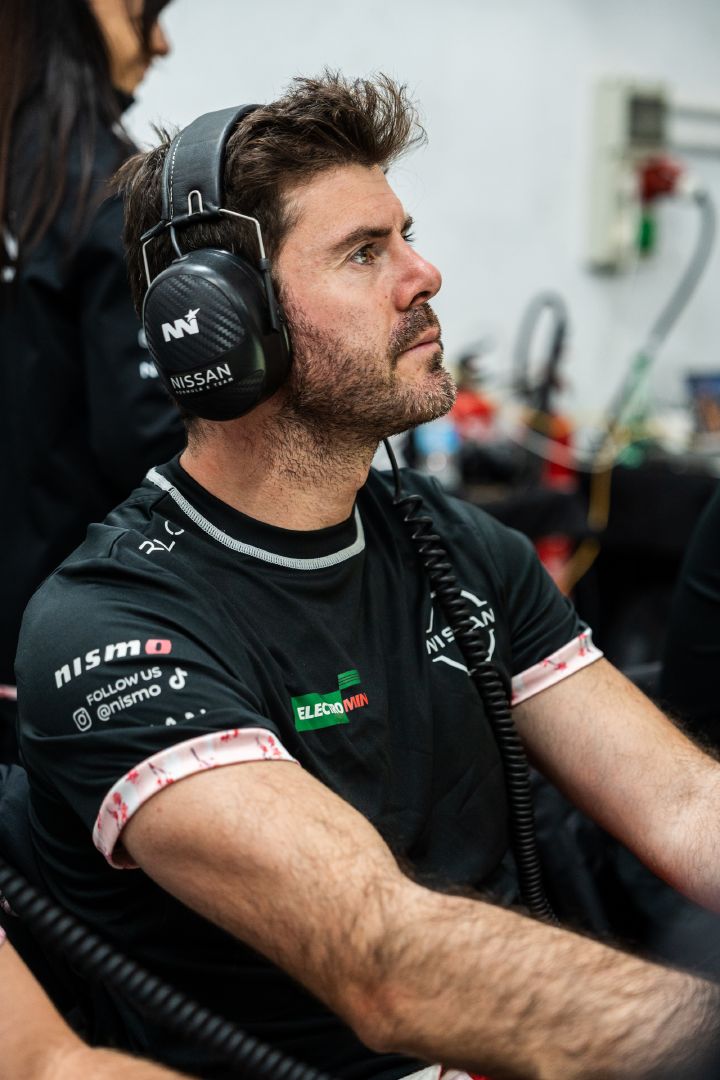 Porträtfoto von Norman Nato in seinem schwarzen Team-Shirt und mit Kopfhörern.