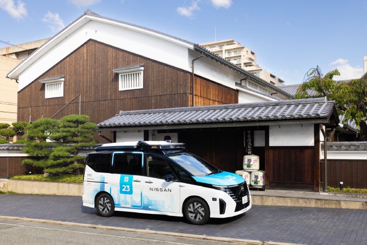 神戸・灘五郷エリアをテスト走行する、日産セレナを白と青でラッピングした自動運転テストカー