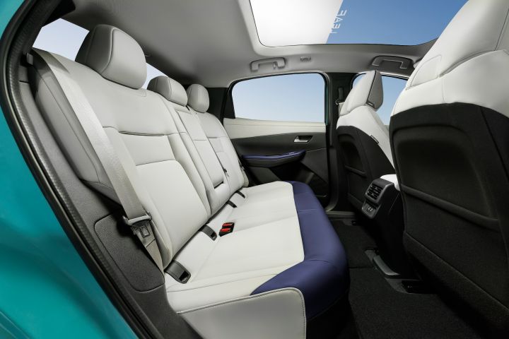 Blick durch die hintere Tür auf die weiß bezogenen Rücksitze im Interieur des Nissan LEAF
