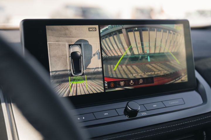 Ansicht der Parkkamera auf dem zentralen Bildschirm im Innenraum des Nissan Qashqai
