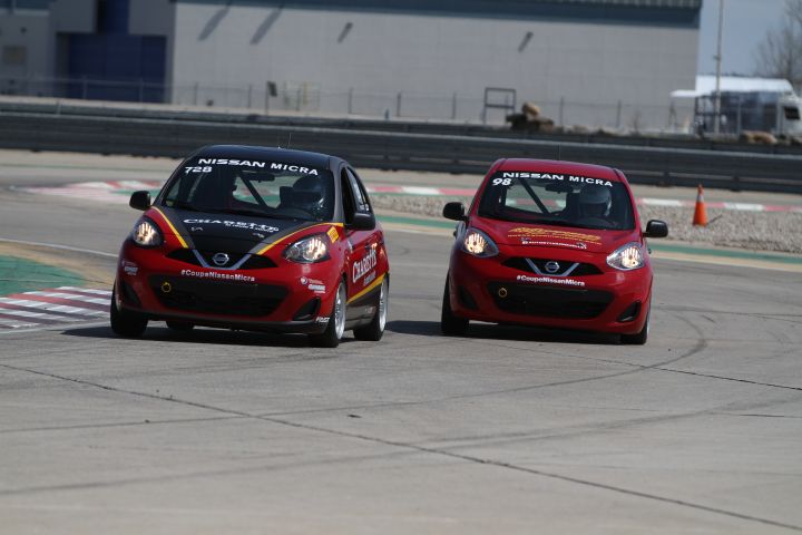 Les voitures de la Coupe Nissan Micra courent sur le Circuit ICAR
