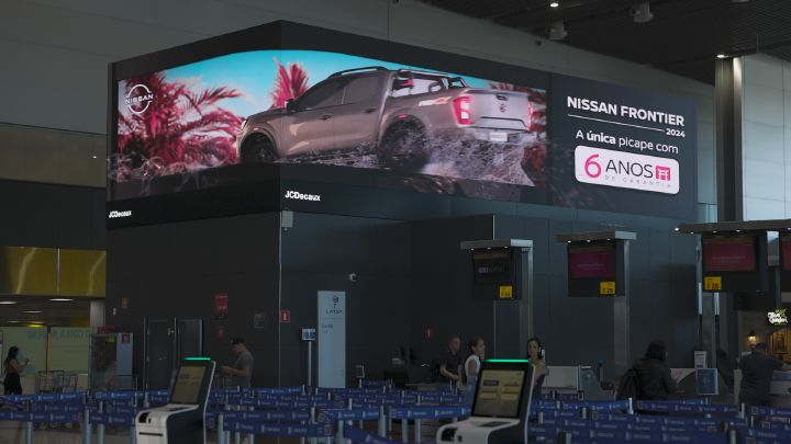 Foto de um anúncio da Nissan Frontier na lateral de um prédio