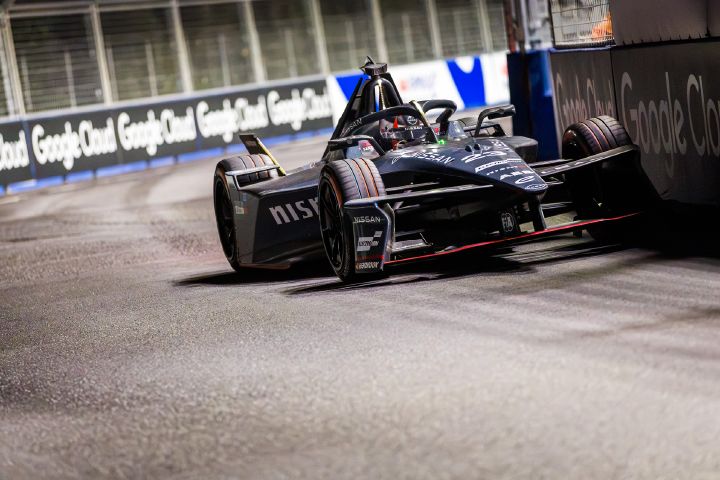 Norman Nato ist im Nissan Formel E Rennwagen mit der Startnummer 23, das mit Google Cloud-Logos versehen ist, auf der Rennstrecke unterwegs.