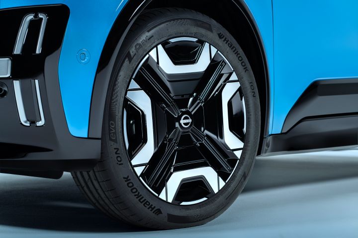 detailed view of Micra 18-inch alloy wheels