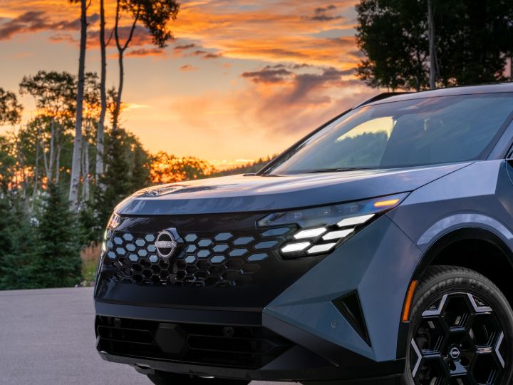 グロスブラックのグリルとボディ同色のアクセントを組み合わせた新型日産ローグ ハイブリッド プラチナム。フロントフェイスに奥行きと上質な存在感をもたらしている。