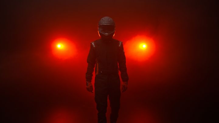 Un coureur de la Sentra Cup marchant devant les lumières.