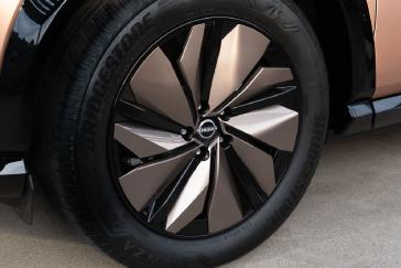 Available exclusively on the 2023 Nissan Ariya Premiere, 19-inch aluminum-alloy wheels with unique aero wheel cover color treatment provide a luxurious distinction.