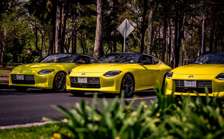 Algunas Nissan Z amarillas en el camino