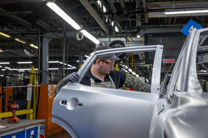 Ein Mitarbeiter prüft die Karosserie eines Nissan Qashqai