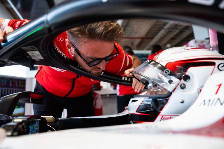Oliver Rowland beugt sich über Gabriele Minì, der im Nissan Formula E Rennwagen sitzt, und gibt ihm Ratschläge, bevor er auf die Strecke geht.