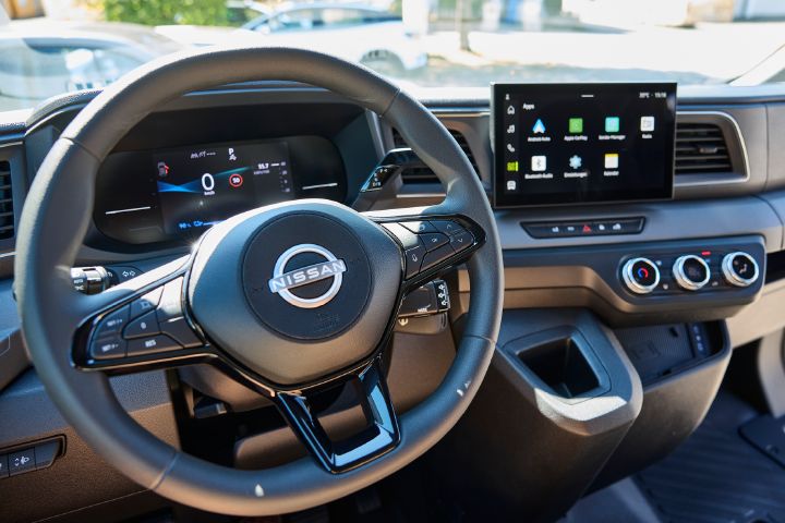 Cockpit des Nissan Interstar-e mit MobiTEC Ausbau mit Fokus auf das Lenkrad