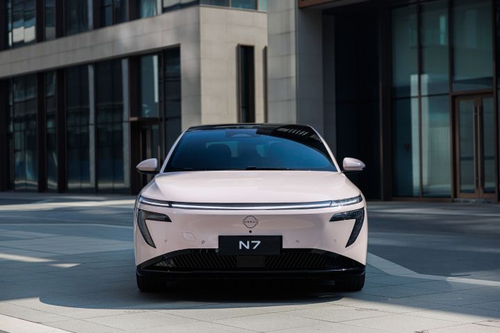 The all-new Dongfeng Nissan N7 sedan parked in a city environment during daytime
