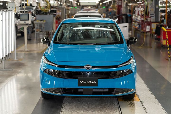 Fotografía de nuevo Nissan Versa 2026 color azul de frente.