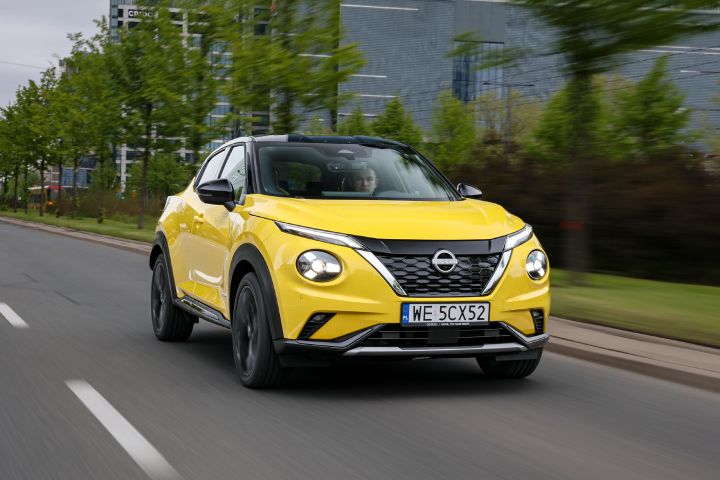 Jadący ulicą żółty Nissan Juke (widok z przodu)