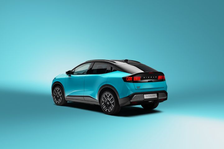 Vue arrière statique oblique d'une nouvelle Nissan LEAF bleu turquoise dans un environnement de studio également bleu turquoise