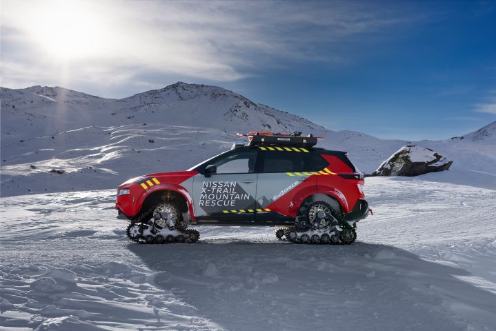 The left side of Nissan X‑Trail Mountain Rescue, a X‑Trail e‑4ORCE displayed in Cervinia, a ski resort.