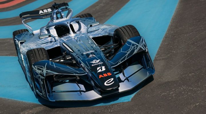 Ein Bild des Gen4-Rennwagens der ABB FIA Formel-E-Weltmeisterschaft in FEO-Lackierung auf einer Rennstrecke