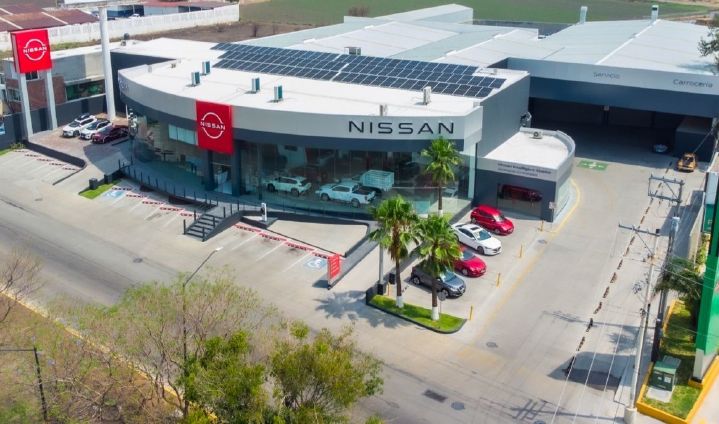 Vista aérea de painéis solares em concessionária no México