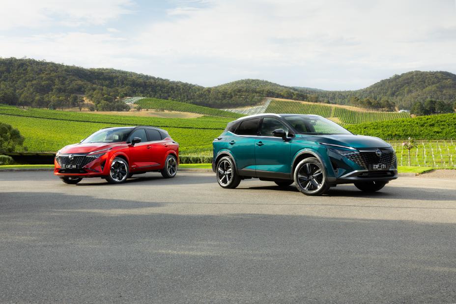 Group shot of the 2025 Nissan Qashqai N-Design e‑POWER (red car) and 2025 Nissan Qashqai Ti (green car) with green car in front