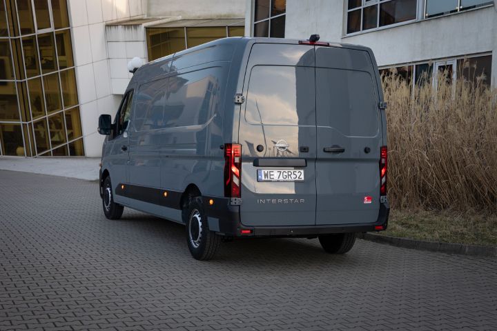 Ujęcie tyłu nadwozia Nissan Interstar LCV