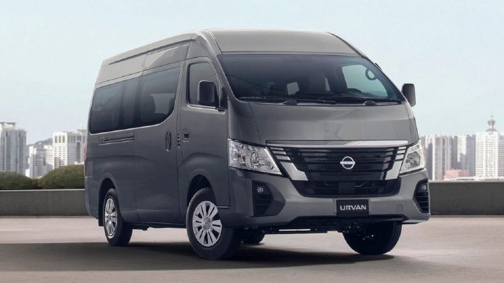 Nissan Urvan gris toma tres cuartos, costado y frente