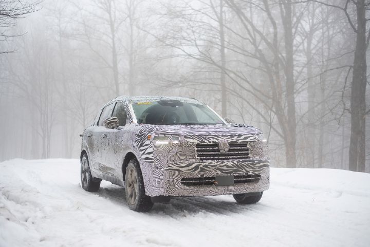 Imagen de Nissan Kicks 2025 camuflada en entorno de nieve