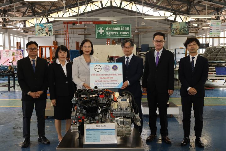 Group photo of Nissan Executives and representatives at the hand-over e‑POWER drivertrain system ceremony