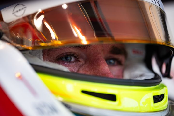Nahaufnahme von Oliver Rowland mit aufgesetztem Helm und Visier