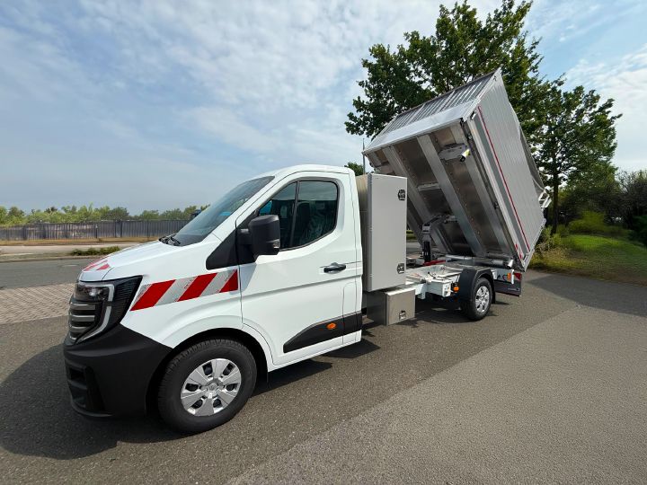 3/4 Frontansicht vom Nissan Interstar Drei-Seiten-Kipper mit nach hinten gekipptem Aufbau