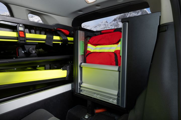 A stretcher and an emergency bag in the trunk and rear area of Nissan X‑Trail Mountain Rescue