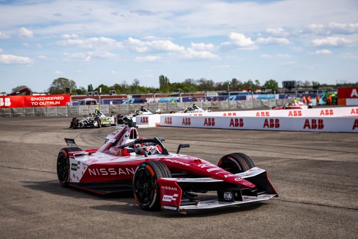 Front-/Seitenansicht von Norman Nato am Steuer des Nissan e‑4ORCE 05 mit der Startnummer 23 während des Berlin E-Prix; im Bild sind zudem weiße ABB-Werbetafeln zu sehen.